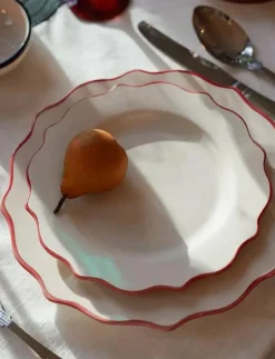 Carmine Scalloped Breakfast Plate - Assietter