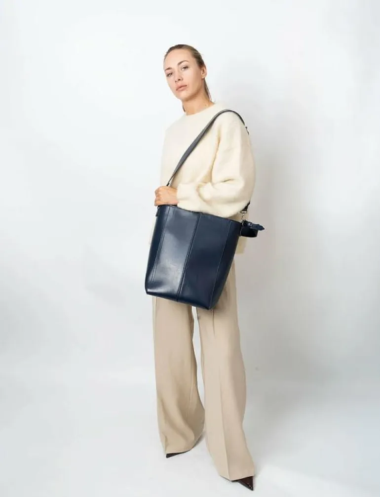 CASSET GLOSSY STRUCTURE - Bucketväskor