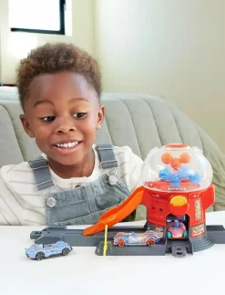 City Downtown Candy Shop Playset & 1:64 Scale Die-Cast Toy Car, Speed Snap Track - Kulbana