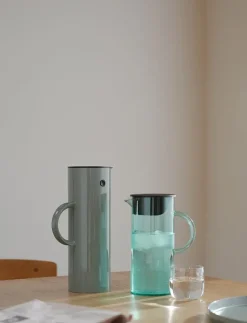 EM77 kanna med lock 1.5 l. dusty green - Vattenkaraffer & Vattenkannor