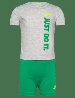 NKB B NSW GFX FT SHORT SET - Set med kortärmad t-shirt