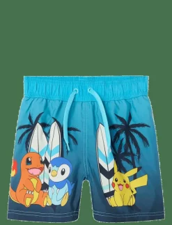 NMMMCCOY POKEMON LONG SWIMSHORTS SKY - Badbyxa