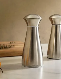 Signature (SA) Medium Mills and SS Tray 3-piece - Salt- och pepparkar