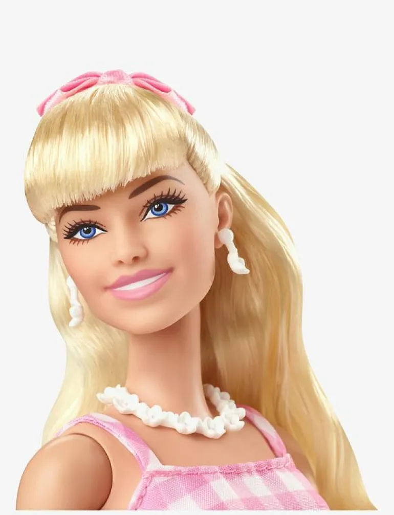Signature The Movie Collectible Doll, Margot Robbie as in Pink Gingham Dress - Dockor