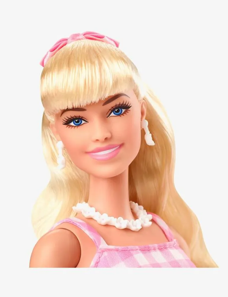 Signature The Movie Collectible Doll, Margot Robbie as in Pink Gingham Dress - Dockor
